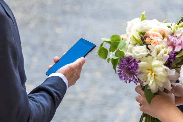 Damat telefonda nehre tutan ve gelin düğün buket tutar