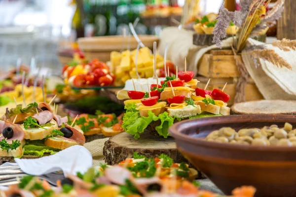 Ziyafet tablo ile farklı yemekler servis restoran.