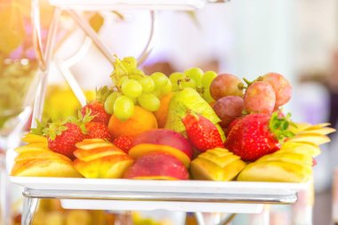 Beyaz plaka üzerinde çeşitli meyve