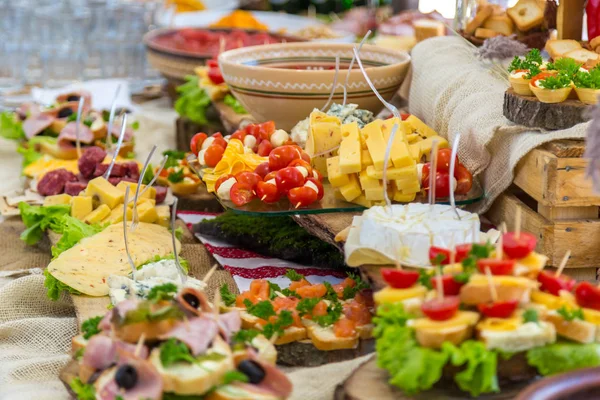 Banket stůl v restauraci podáváme s různými pokrmy. — Stock fotografie