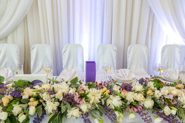 Preparare la tavola per il matrimonio. Tavola apparecchiata per la cena di eventi catering — Foto Stock