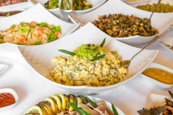 Salade op de tafel van de feestzaal versierd met Groenen — Stockfoto