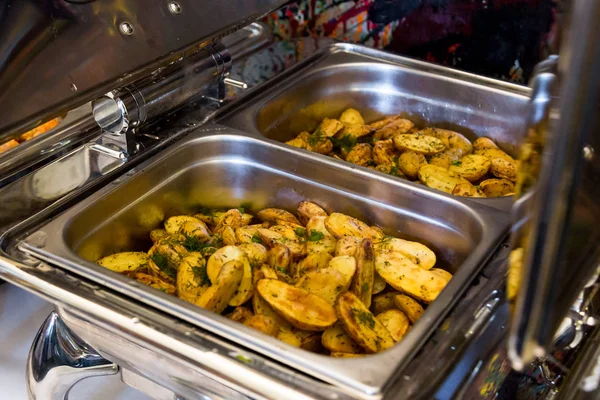 Calentadores de platos Chafing Patatas fritas mesa de banquete — Foto de Stock