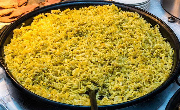 Італійська паста крупним планом. великій сковороді макаронів — стокове фото