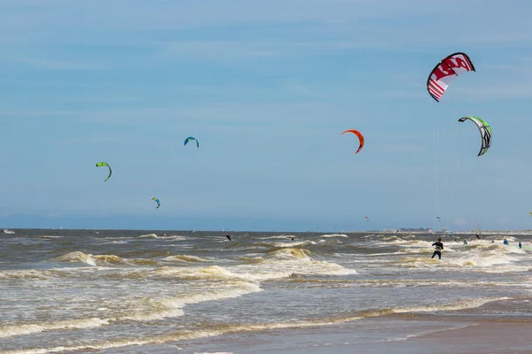 Hollanda, birçok kişi Kitesurfing içinde nişanlandık Zandvoort 04 06 2017
