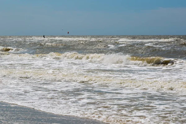 海の水は、晴れた日に浜辺の砂を洗う — ストック写真