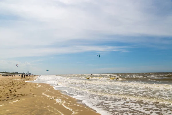 Zandvoort, Hollanda Beach. Grup insanlar birlikte sahil boyunca yürüyüş