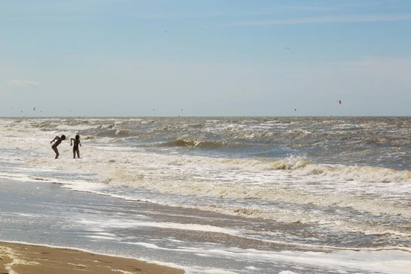 2 人の子供は、海の嵐の中に波をお楽しみください。 — ストック写真