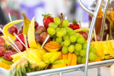 meyve büfesi masada dilimlenmiş. Sağlıklı gıda ve lezzetli meyve