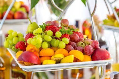 meyve büfesi masada dilimlenmiş. Sağlıklı gıda ve lezzetli meyve