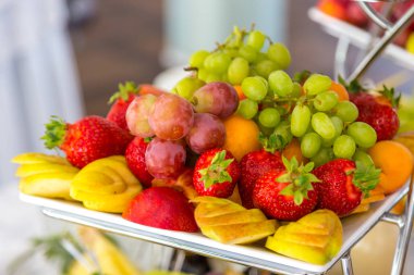 meyve büfesi masada dilimlenmiş. Sağlıklı gıda ve lezzetli meyve