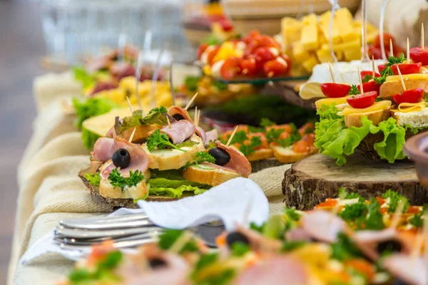 Banket stůl v restauraci podáváme s různými pokrmy. — Stock fotografie