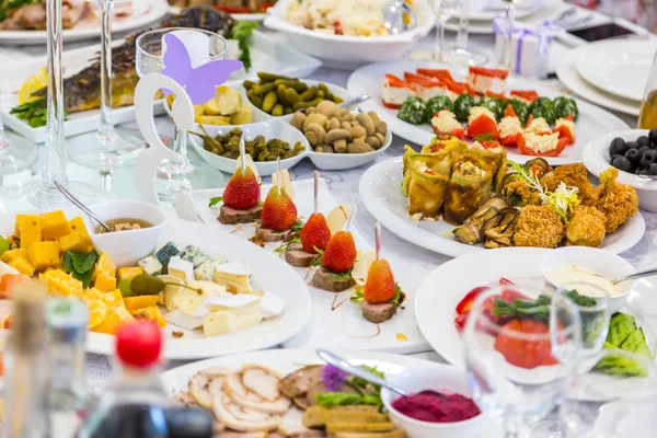 Banchetto Tavolo in ristorante servito con diversi pasti . — Foto Stock