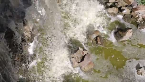 Petite vue artificielle sur la cascade depuis le haut. Cascade coule vers le bas d'en haut sur de grandes pierres .