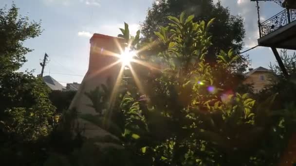 Solen strålar igenom staden och sten byggnader — Stockvideo