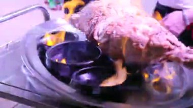 Profesyonel Chef restoranda bir yemek hazırlar. Alkol içki ile yangında bir et parçası yakar.