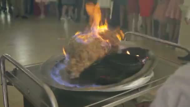 Profesionální kuchař připraví jídlo v restauraci. V krbu se skleničkou alkoholu hoří kousek masa. — Stock video