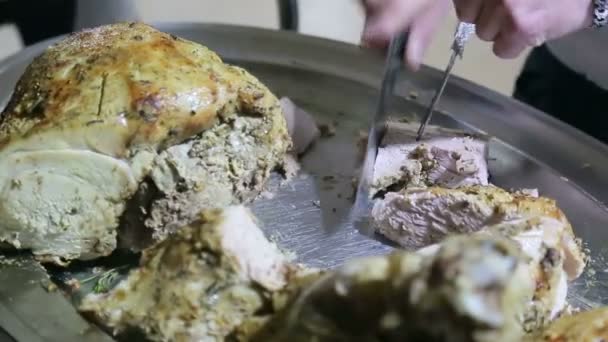 O garçom cortando carne em luvas no restaurante . — Vídeo de Stock