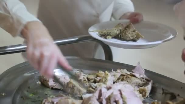 Офіціант нарізає м'ясо в рукавичках в ресторані . — стокове відео