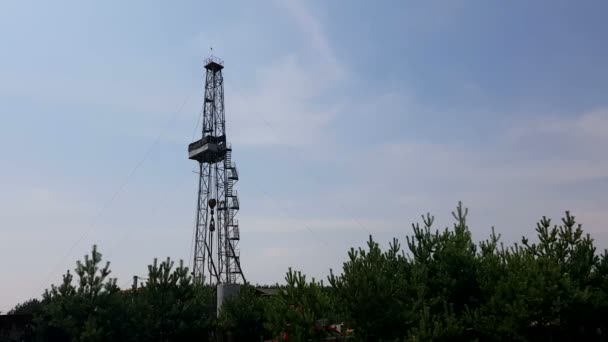 Impianto di perforazione con forti vibrazioni ruota e trivella un foro nel terreno. Ricerca geologica — Video Stock