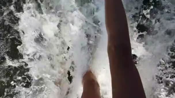 Slow-motion. Meisjes voeten in de rivier met een sterke stroming. — Stockvideo