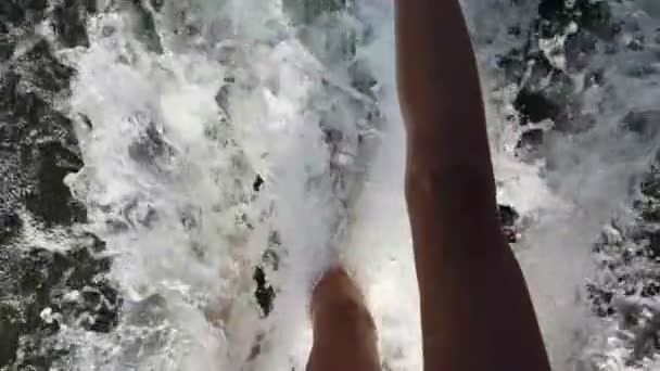 Au ralenti. Les filles pieds dans la rivière avec un fort courant . — Video