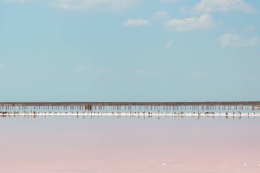 Pembe plankton renginde tuzlu deniz suyu buharlaşır.