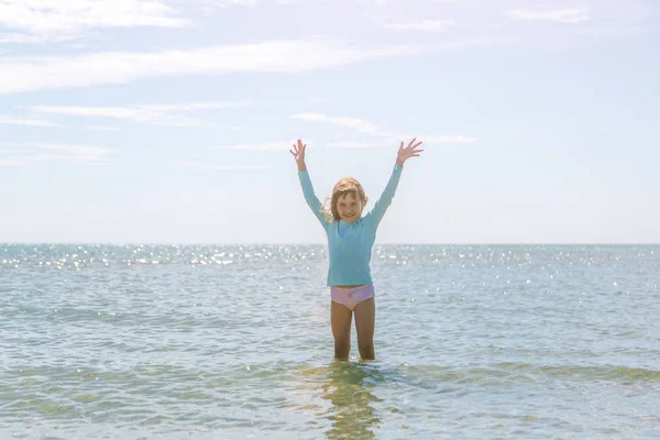 Küçük bir kız deniz suyu keyif alıyor