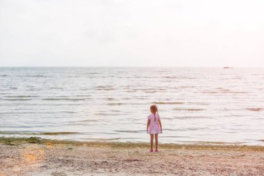 küçük kız kendini plaj ve denizden arıyorsunuz