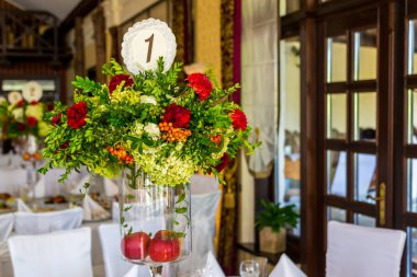 çiçekli masa dekorasyonu. Tablo numarası 1