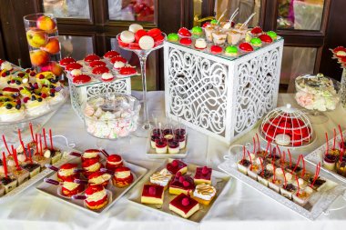 Dekore edilmiş Ziyafet çikolata paketiyle catering