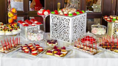 Dekore edilmiş Ziyafet çikolata paketiyle catering