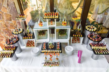 Dekore edilmiş Ziyafet çikolata paketiyle catering