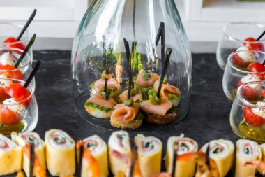 Cam altında soğuk aperatifler. Kurumsal ve Ziyafet tablo