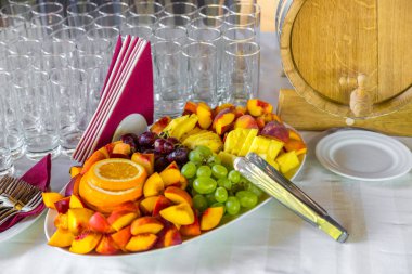 meyve büfesi masada dilimlenmiş. Sağlıklı gıda ve lezzetli meyve