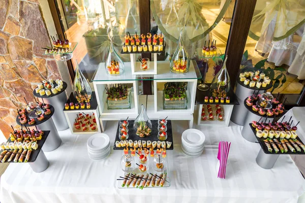 Dekore edilmiş Ziyafet çikolata paketiyle catering