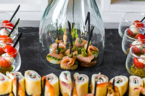 Cam altında soğuk aperatifler. Kurumsal ve Ziyafet tablo