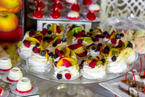 Tatlı tablo bir parti için. Ombre kek, Top kek. Şeker çubuğu