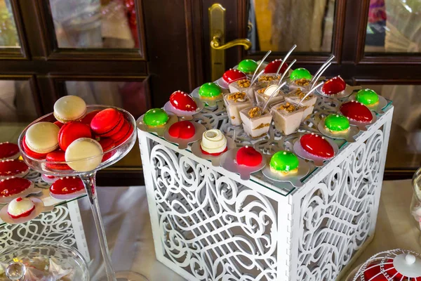 Tatlı tablo bir parti için. Ombre kek, Top kek. Şeker çubuğu