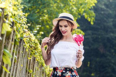 Bir kalp şeklinde şeker kız