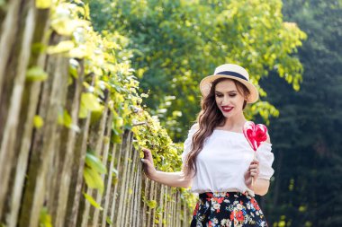 Bir kalp şeklinde şeker kız