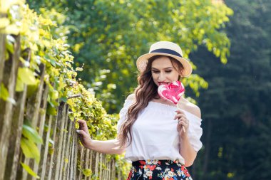 Bir kalp şeklinde şeker kız