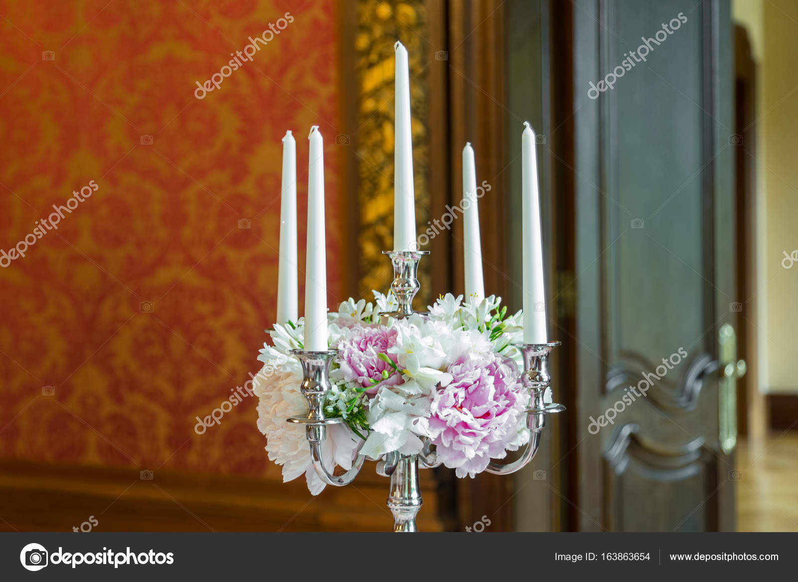 Kerzen Brennen In Einem Kronleuchter Auf Eleganten Tisch