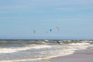 Hollanda, birçok kişi Kitesurfing içinde nişanlandık Zandvoort 04 06 2017