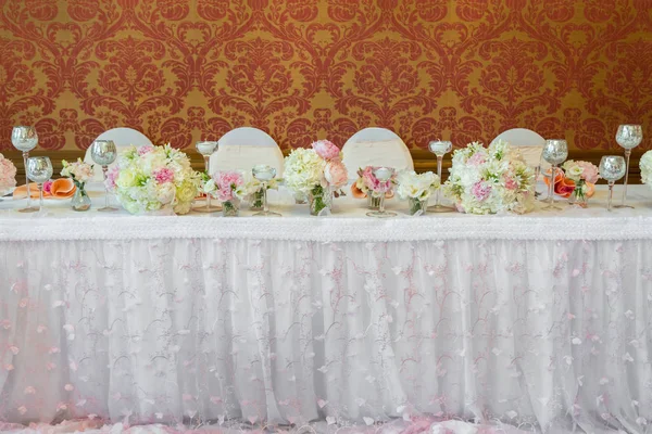 Decorazione del tavolo in stile rosa. Decorazioni nuziali in toni rosa. Bicchieri e piastre sullo strato — Foto Stock