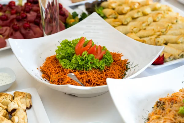 Salada na mesa do banquete decorada com verduras — Fotografia de Stock