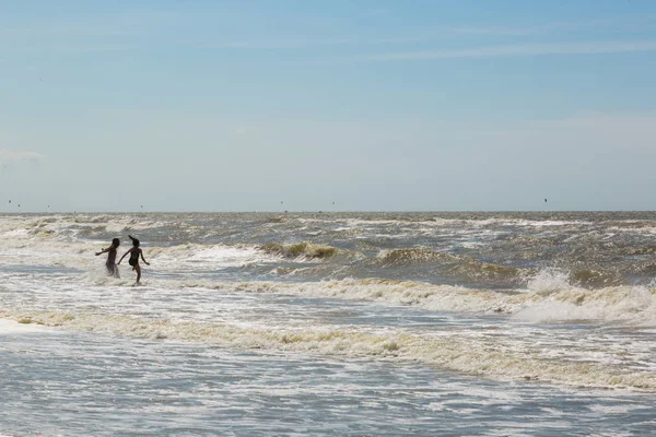 2 人の子供は、海の嵐の中に波をお楽しみください。 — ストック写真