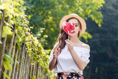 Bir kalp şeklinde şeker kız