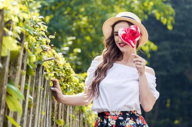 Bir kalp şeklinde şeker kız