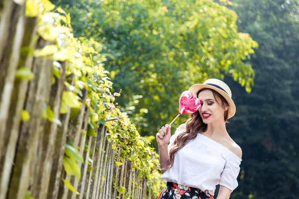 Bir kalp şeklinde şeker kız